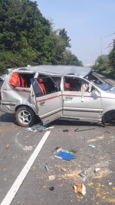 Mobil Terguling di Tol Pasteur, Korban Dilarikan ke Rumah Sakit