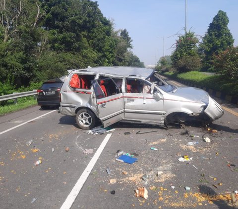 Mobil Terguling di Tol Pasteur, Korban Dilarikan ke Rumah Sakit