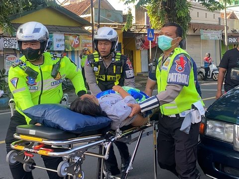 Amankan Jalur Mudik di Malang, Polisi Evakuasi Lansia Sesak Napas