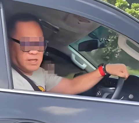 Viral pengemudi Fortuner arogan mengaku adik seorang jenderal TNI terlibat cekcok usai bersenggolan dengan pengendara mobil lain di jalan tol Cikampek KM 57.