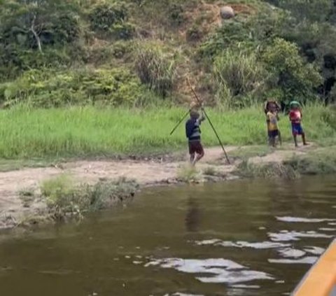 Viral Kisah Haru TNI Beri Kejutan Mudik ke Papua Tanpa Beri Kabar Ortu, Ungkap Kebahagian Usai 4 Tahun Tak Pulang