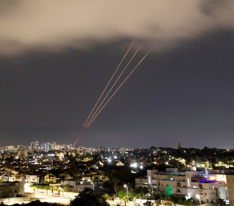 Sistem pertahanan udara Iron Dome melepaskan tembakan ketika puluhan rudal Iran menghujani wilayah Israel, sebagaimana terlihat dari Ashkelon, Israel, pada Minggu (14/4/2024). Garda Revolusi Iran (IRGC) mengungkapkan bahwa serangan drone dan rudal sedang dilancarkan menuju Israel. Foto: 