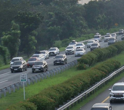 Korlantas Polri memberlakukan rekayasa lalu lintas (lalin) contraflow di Jalan Tol Jakarta-Cikampek (Japek) arah Jakarta dalam rangka mengurai peningkatan volume lalu lintas saat arus balik lebaran 2024. 