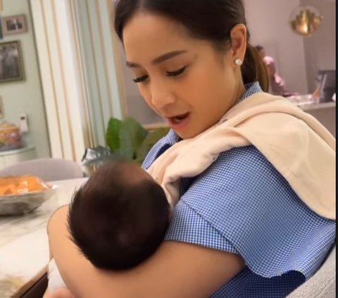 Potret Manis Rafathar dan Rayyanza bareng Lily Bayi yang Dapat Lantunan Azan Raffi, Diduga Diadopsi