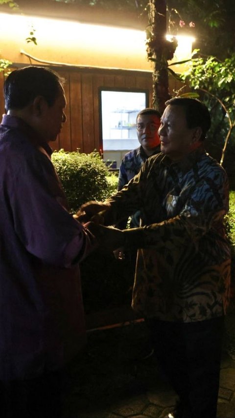 Momen Prabowo Lebaran Temui SBY di Cikeas, Tangan Digandeng 'Senior' Suasana Hangat<br>