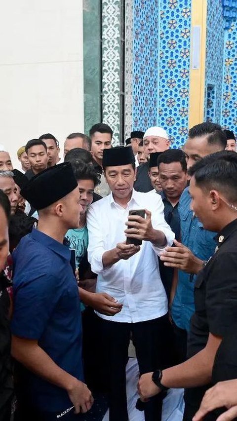 Aksi Paspampres 'Nyamar' Berpeci Kawal Ketat Jokowi Salat Jumat di Masjid Agung Medan