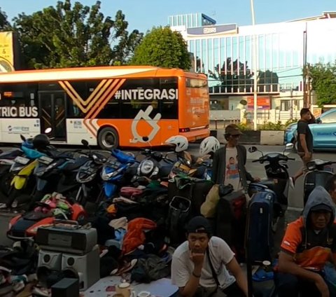 Belanja di Pasar Loak Jatinegara, Ada Aneka Sepatu Harga Ratusan Ribu tapi Kualitas Jutaan Rupiah