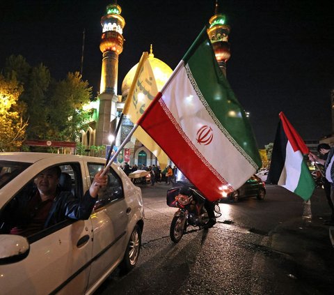 FOTO: Aksi Ribuan Warga di Teheran Turun ke Jalan Dukung Iran Serang Israel