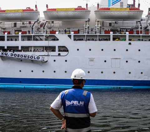 KM Dobonsolo rute Semarang-Jakarta yang membawa ribuan pemudik bersiap untuk bersandar di Pelabuhan Tanjung Priok, Jakarta Utara, Minggu (14/4/2024). Para penumpang KM Dobonsolo ini merupakan peserta mudik gratis yang diadakan Kementerian Perhubungan. Liputan6.com/Angga Yuniar