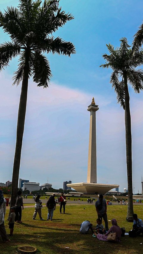 FOTO: Masih Jadi Primadona, Ribuan Orang Kunjungi Monas Saat Libur Lebaran 2024