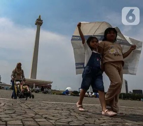 FOTO: Masih Jadi Primadona, Ribuan Orang Kunjungi Monas Saat Libur Lebaran 2024