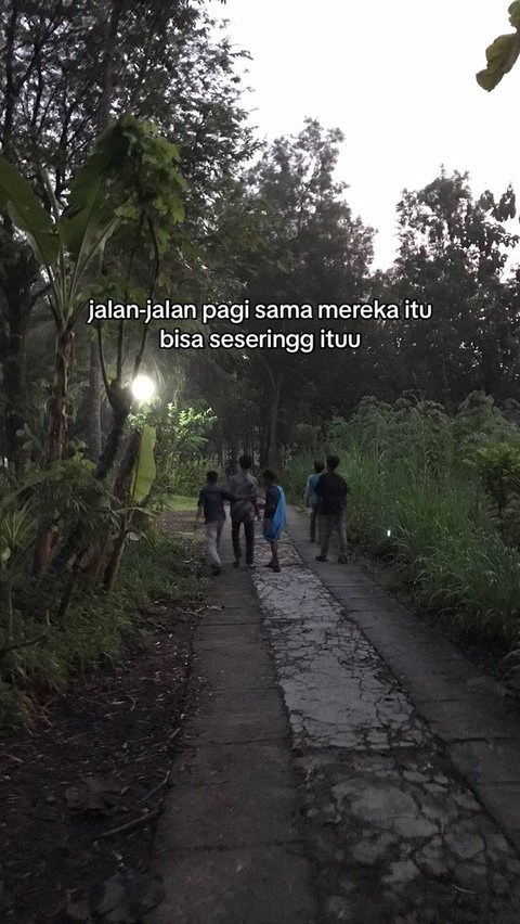 Bahkan, ia sering melakukan jalan-jalan pagi bersama anak-anak di sana.