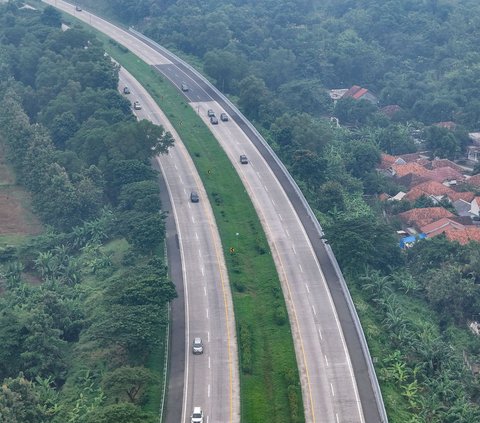FOTO: Skema One Way Diterapkan, Begini Pantauan Kepadatan di Gerbang Tol Cikampek Utama Menuju Jakarta Saat Arus Balik
