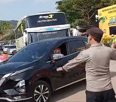 Macet Parah Menuju Pantai Anyer