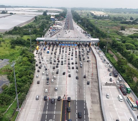 FOTO: Skema One Way Diterapkan, Begini Pantauan Kepadatan di Gerbang Tol Cikampek Utama Menuju Jakarta Saat Arus Balik
