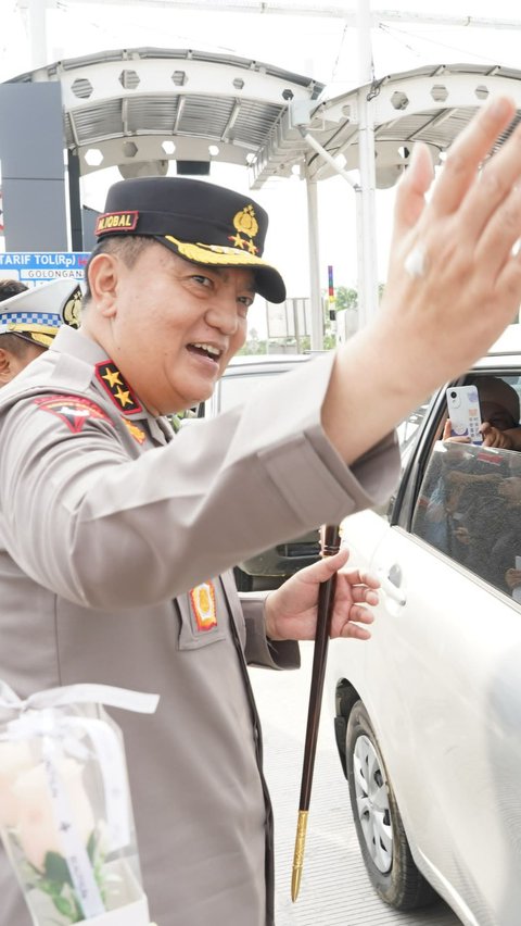 Potret Jenderal Bintang 2 Atur Lalu Lintas dan Beri Oleh-Oleh ke Pemudik saat Arus Balik<br>