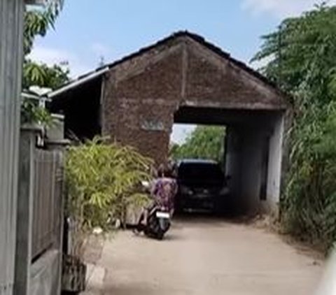 Viral Room Tour of a House Split into a Road in Demak
