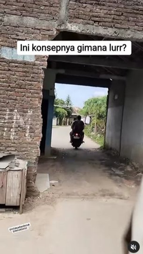 Viral Room Tour of a House Split into a Road in Demak