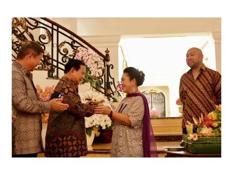 Get Tumpeng Slice at Titiek's Birthday, Prabowo Cipika Cipiki with Former Wife in Front of Didit Hediprasetyo