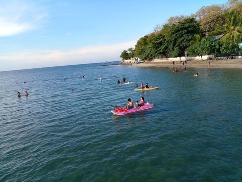 Berlibur di Pantai Pasir Putih Situbondo Favorit Turis, Ombaknya Tenang Cocok untuk Mandi hingga Main Kano