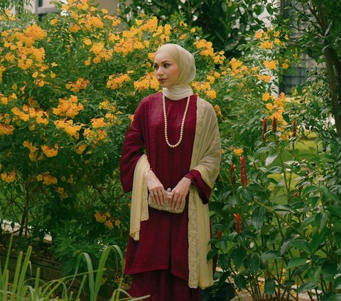 Stand Out with Color-Clashing Outfits for Halalbihalal Moments