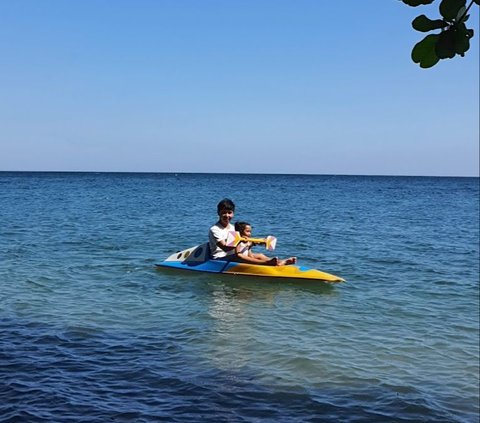 Berlibur di Pantai Pasir Putih Situbondo Favorit Turis, Ombaknya Tenang Cocok untuk Mandi hingga Main Kano