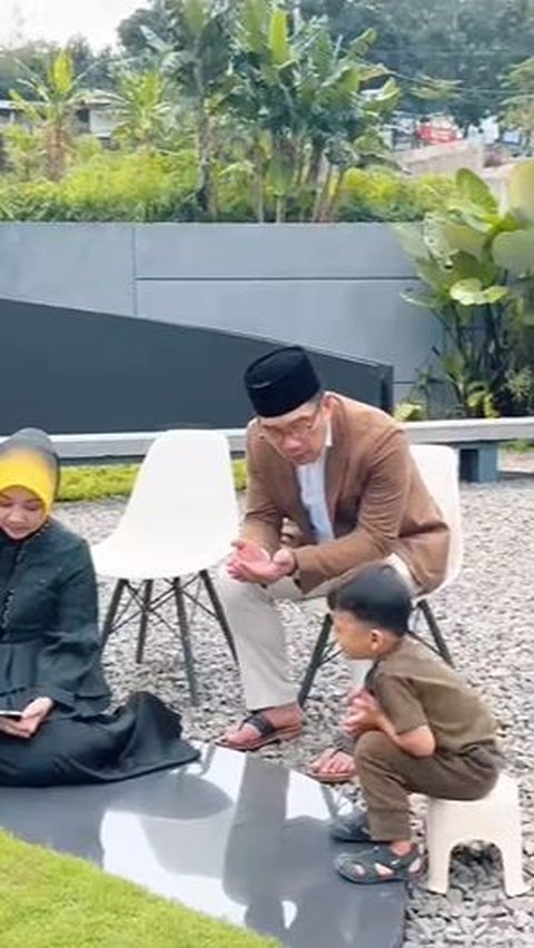 This is the moment when Atalia Praratya and Ridwan Kamil visit Eril's grave.