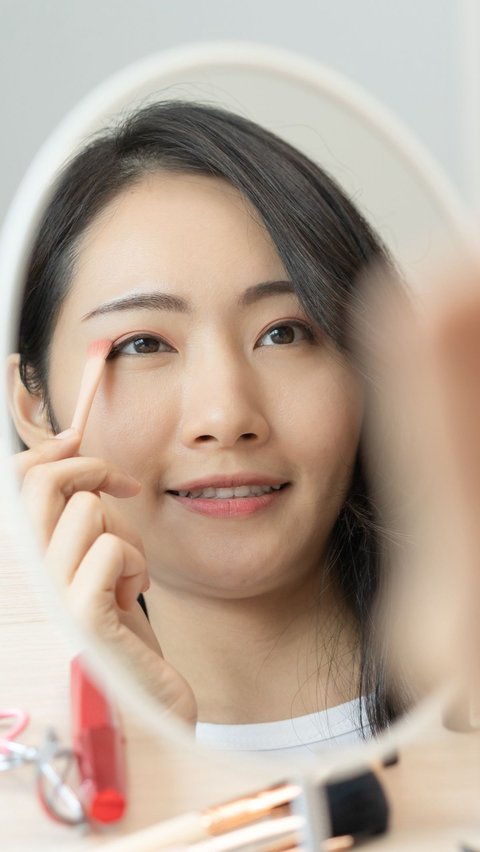 Coba Teknik Blending Eyeshadow, Bisa Untuk Berbagai Gaya Makeup<br>