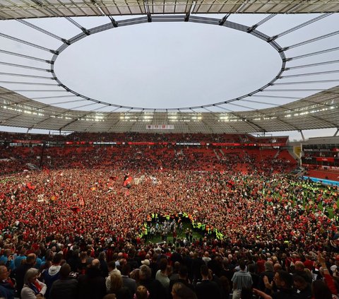 Bayer Leverkusen berhasil meraih gelar juara Bundesliga untuk pertama kalinya. Hal tersebut dipastikan setelah tim asuhan Xabi Alonso itu menumbangkan Werder Bremen dengan skor telak 5-0 dalam laga lanjutan pekan ke-29 Bundesliga 2023/2024 pada Minggu (14/4/2024). Foto: REUTERS/Wolfgang Rattay
