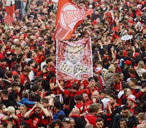 FOTO: Euforia Puluhan Ribu Suporter Turun ke Lapangan Rayakan Bayer Leverkusen Juara Bundesliga Pertama Kalinya