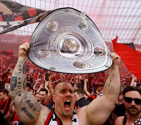 FOTO: Euforia Puluhan Ribu Suporter Turun ke Lapangan Rayakan Bayer Leverkusen Juara Bundesliga Pertama Kalinya