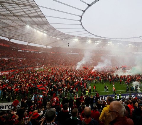 FOTO: Euforia Puluhan Ribu Suporter Turun ke Lapangan Rayakan Bayer Leverkusen Juara Bundesliga Pertama Kalinya
