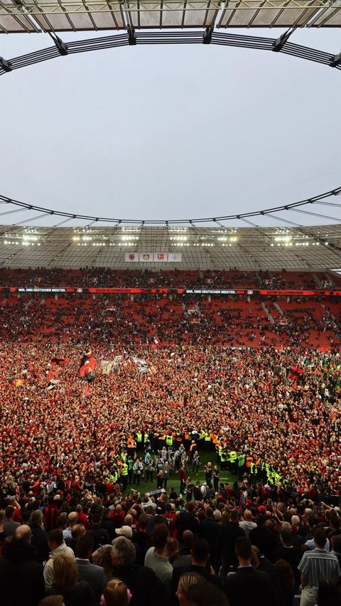 FOTO: Euforia Puluhan Ribu Suporter Turun ke Lapangan Rayakan Bayer Leverkusen Juara Bundesliga Pertama Kalinya