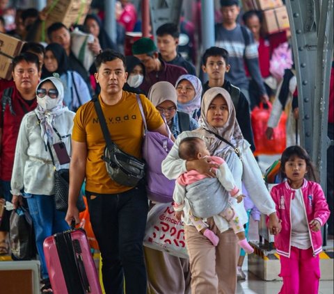 PT Kereta Api Indonesia atau KAI memberikan potongan harga sebesar 20 persen bagi masyarakat yang membeli tiket di akhir masa arus balik Lebaran Tahun 2024 atau periode 15-21 April.<br>