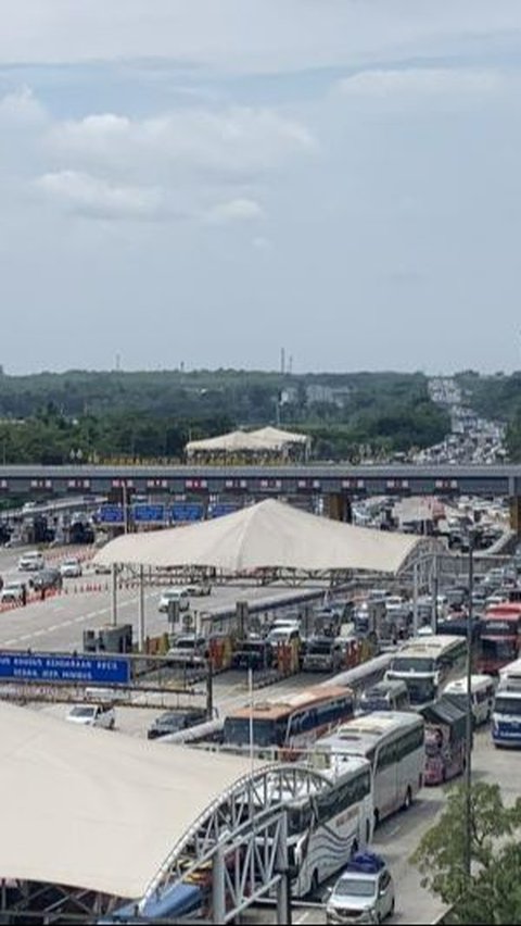 Urai Kemacetan Arus Balik, 32 Gardu Transaksi di GT Cikatama Dibuka<br>