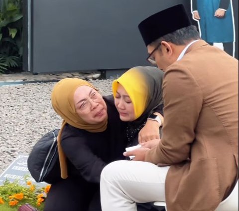 Ridwan Kamil's Wife's Tears at Eril's Grave Linked to Their Daughter's Decision to Remove Hijab: 