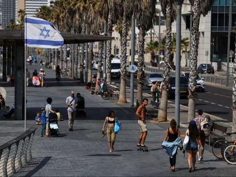Rained by Drones and Missiles by Iran, Israeli Citizens Stay 'Chill' Sunbathing on the Beach and Hanging Out at Cafes