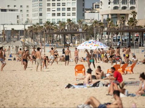 Rained by Drones and Missiles by Iran, Israeli Citizens Stay 'Chill' Sunbathing on the Beach and Hanging Out at Cafes