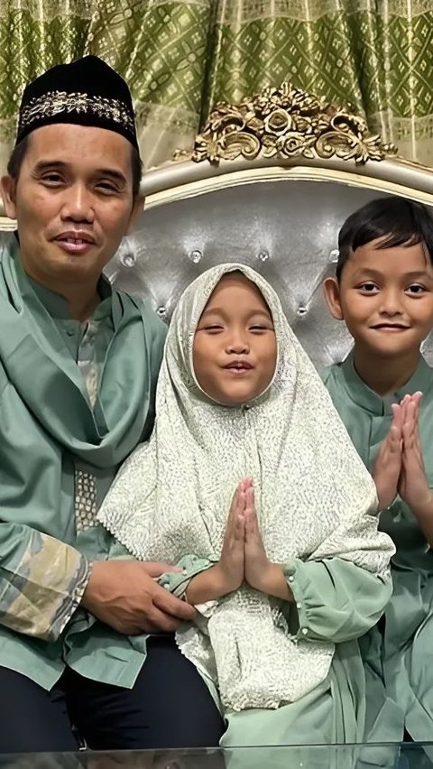 Portrait of the Warm Family of Ustaz Maulana, Still a Single Father for His 4 Children