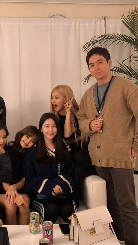 This is a portrait together with the BLACKPINK personnel.