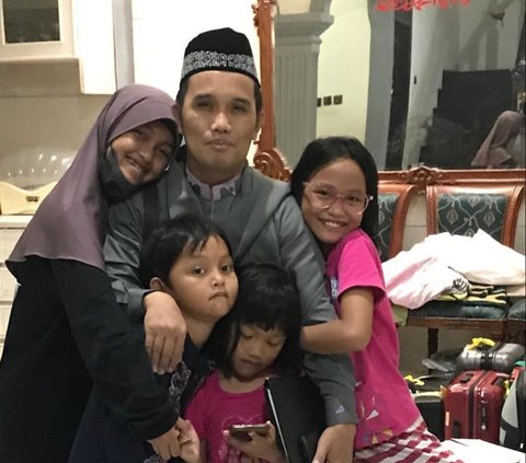 Portrait of the Warm Family of Ustad Maulana, Still a Single Father to His 4 Children