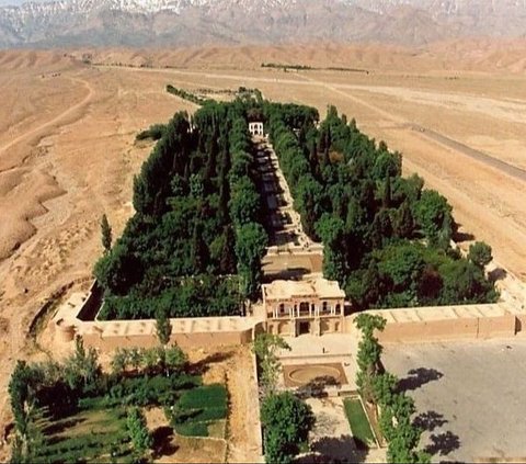 Like a Green Diamond in the Desert, the Rich Historical Value of Shazdeh Garden in Iran