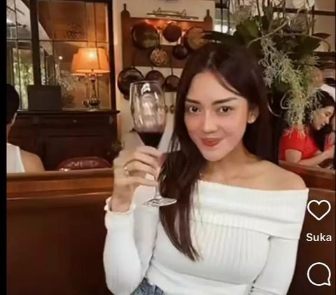 8 Intimate Photos of Jonathan Frizzy Celebrating Birthday Together with Ririn Dwi Ariyanti, Couple Outfit Becomes the Highlight