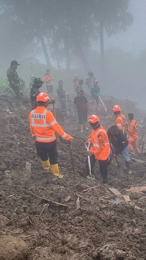 FOTO: Aksi Tim SAR Berjibaku Cari Korban Longsor di Tana Toraja, 18 Orang Ditemukan Tewas