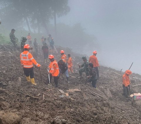 Bencana tanah longsor terjadi di Dusun Palangka, Kecamatan Makale, dan Dusun Putu, Lembang Randang Batu, Kecamatan Makale Selatan, Kabupaten Tana Toraja pada Sabtu (13/4) malam. Sebanyak 18 orang dilaporkan tewas akibat bencana tanah longsor yang terjadi di dua titik tersebut. Foto: Basarnas/AFP<br><br>