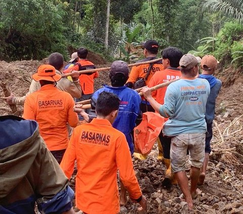 FOTO: Aksi Tim SAR Berjibaku Cari Korban Longsor di Tana Toraja, 18 Orang Ditemukan Tewas