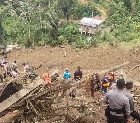 FOTO: Aksi Tim SAR Berjibaku Cari Korban Longsor di Tana Toraja, 18 Orang Ditemukan Tewas