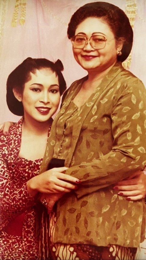 Potret manis Titiek Soeharto dan ibunda. Keduanya tampil anggun dan menawan dengan kebaya dan sanggul.