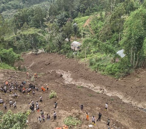 FOTO: Aksi Tim SAR Berjibaku Cari Korban Longsor di Tana Toraja, 18 Orang Ditemukan Tewas