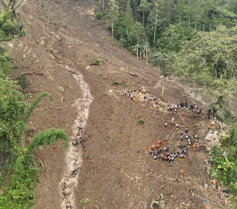 FOTO: Aksi Tim SAR Berjibaku Cari Korban Longsor di Tana Toraja, 18 Orang Ditemukan Tewas